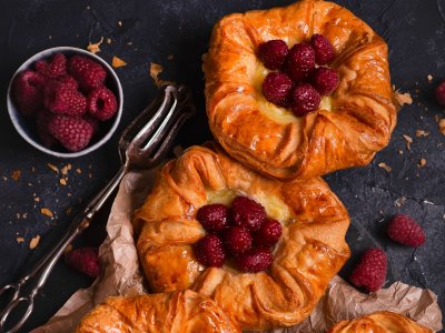 Drożdżówka Sezonowa z Malinami 120 g